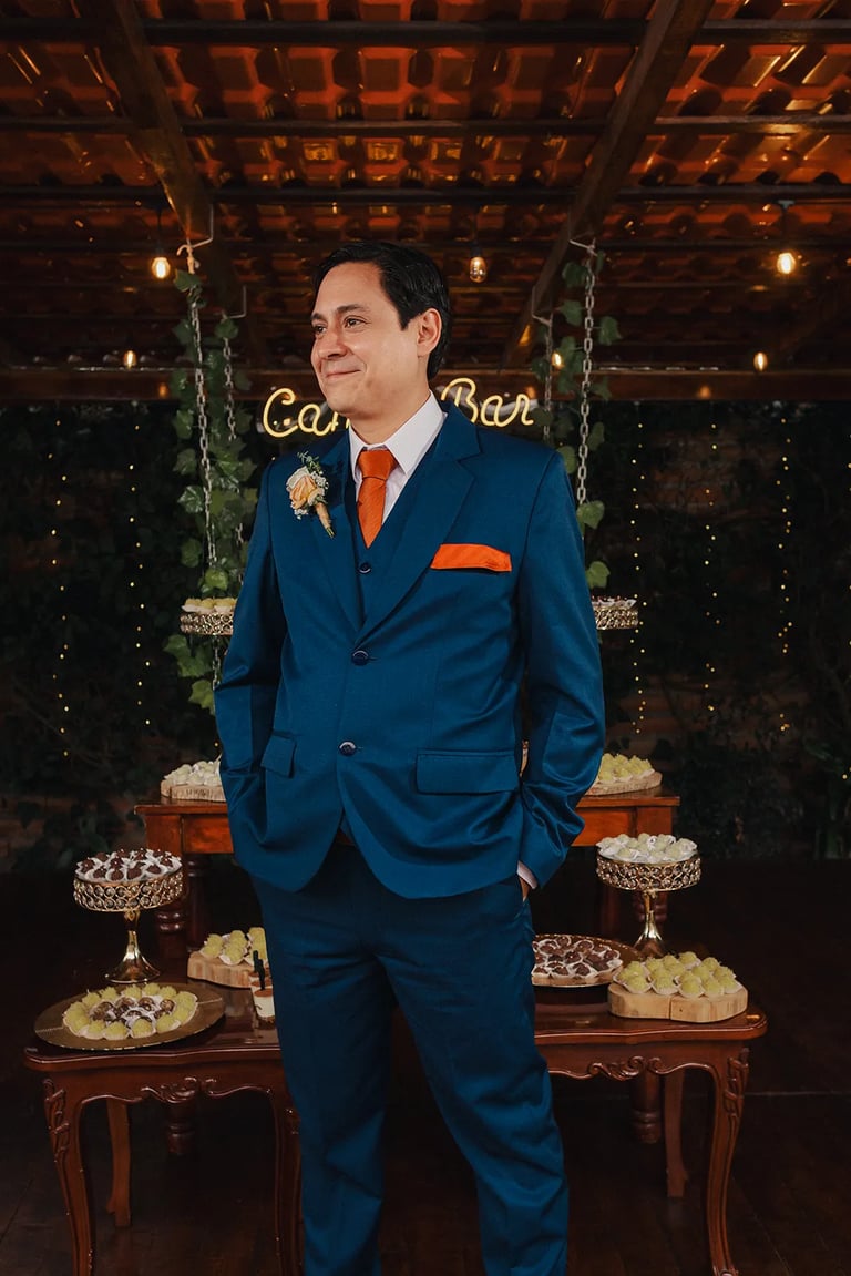 Foto de novio feliz esperando a su novia en Quito