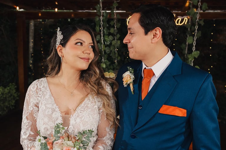 Sesión de fotos de boda en Quito con recien casados en finca en Tumbaco viendose con amor