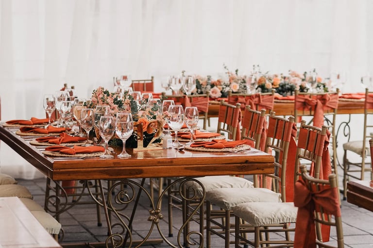 Fotografía de detalle de arreglos de mesas en bodas Tumbaco