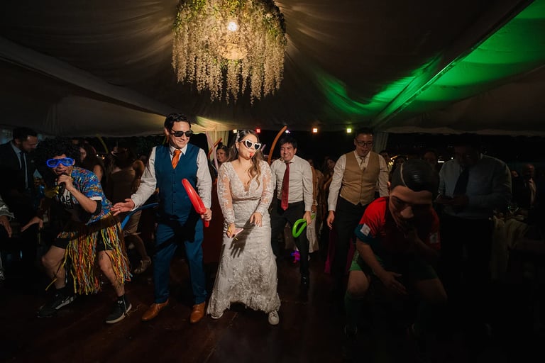 Fotografía de recien casados en su fiesta hora loca