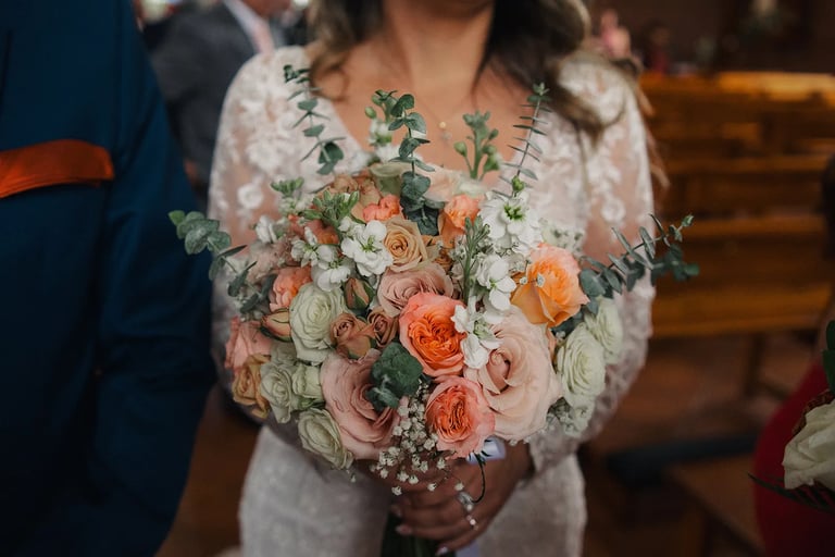 Recién casados en Quito Ecuador detalle de ramo de flores en esposa
