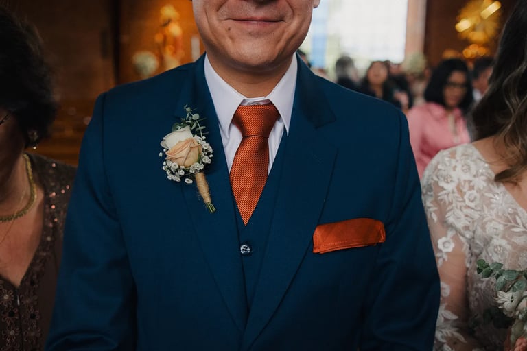 Recién casados en Quito Ecuador detalle de corbata y flor en esposo