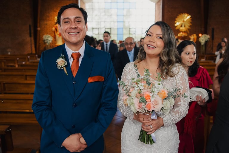 Recién casados en Quito Ecuador riendose con complicidad después de casarse