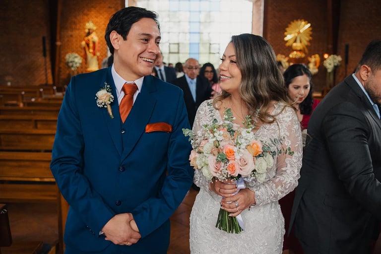 Recién casados en Quito Ecuador riendose con complicidad después de casarse