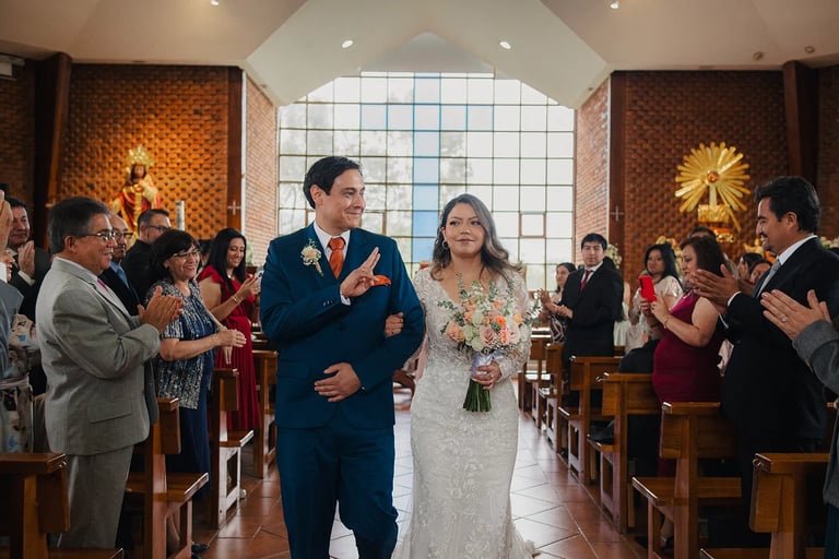 Foto de boda de recién casados saliendo de la iglesia en Tumbaco Quito