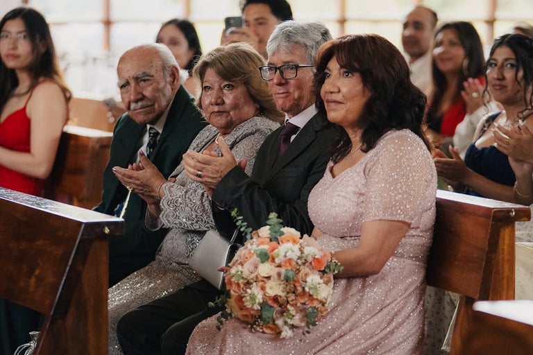 Familia celebrando el matrimonio de sus hijos en Quito