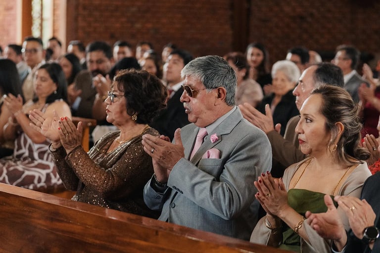 Familia celebrando el matrimonio de sus hijos en Quito