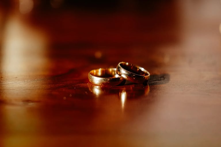 Fotografía de detalle de anillos de bodas en Quito Ecuador