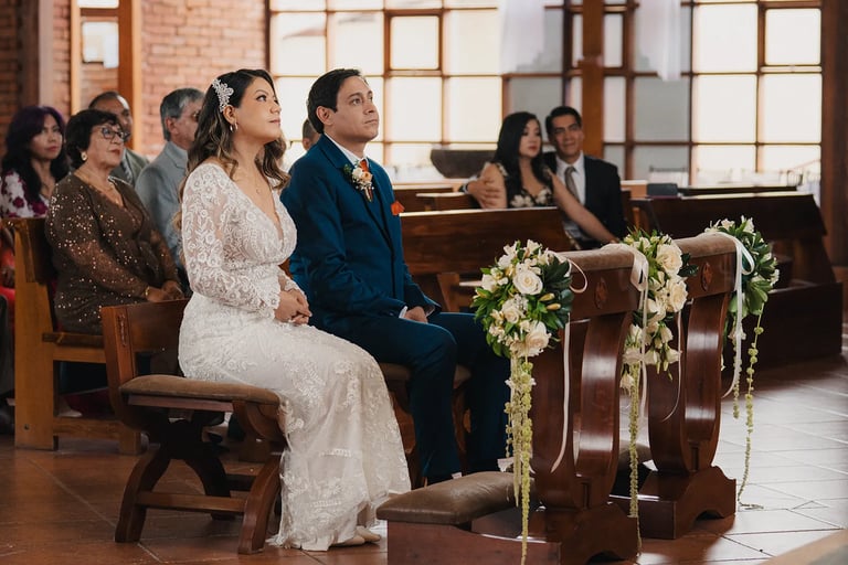 Retrato de novio y novia en su boda en Quito viendo hacia el padre