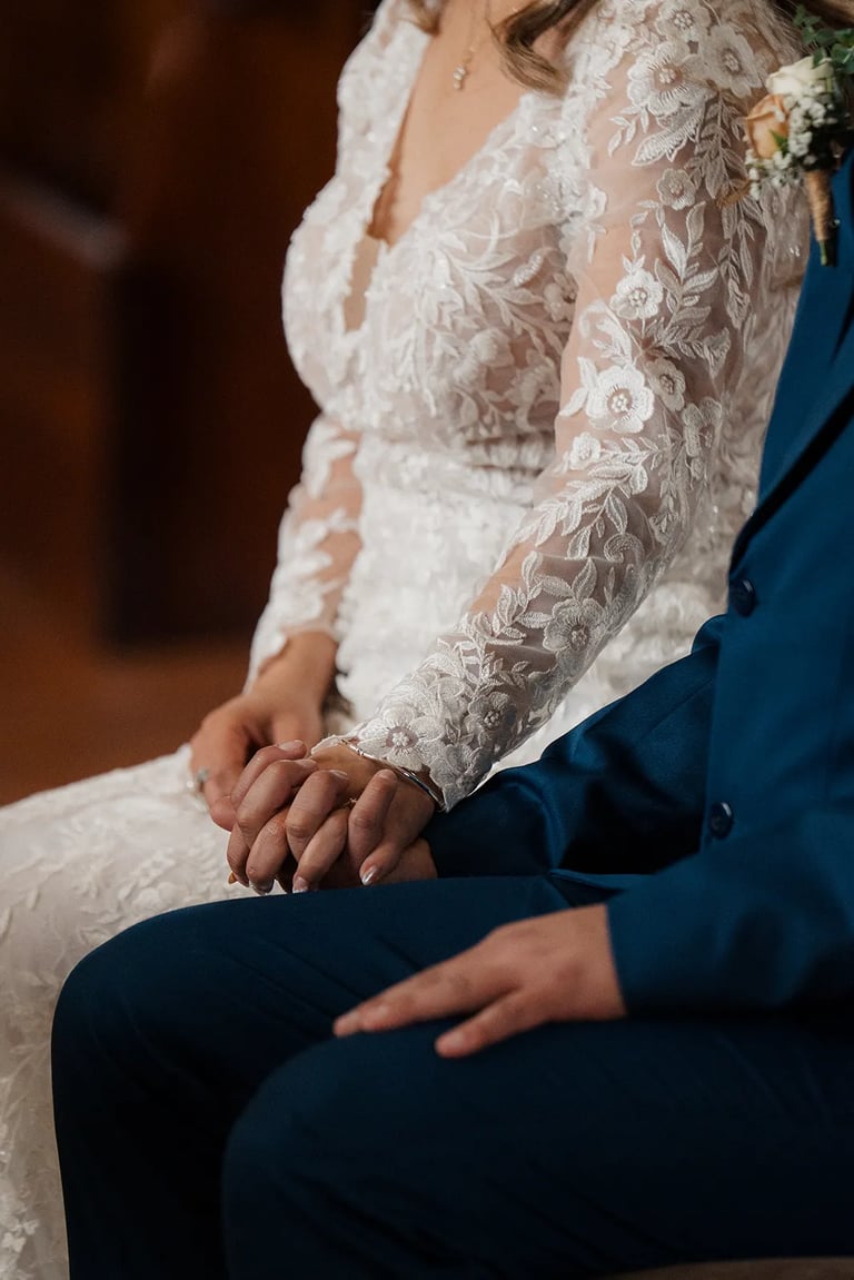 Detalle de manos de novios mientras se casan en Quito