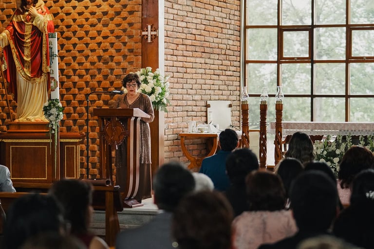 Mujer dando un discurso en pulpito de iglesia