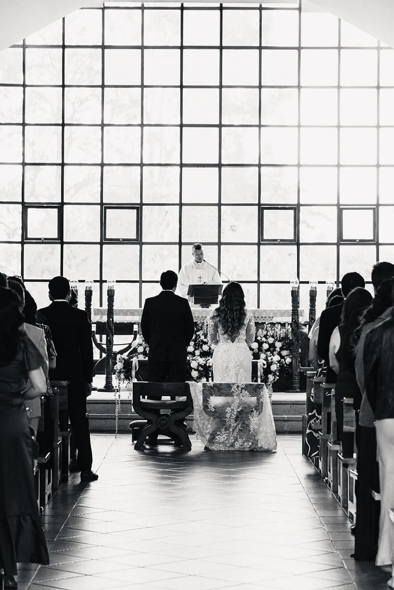 Foto de plano general de boda en blanco y negro de novios en su matrimonio en Tumbaco Quito