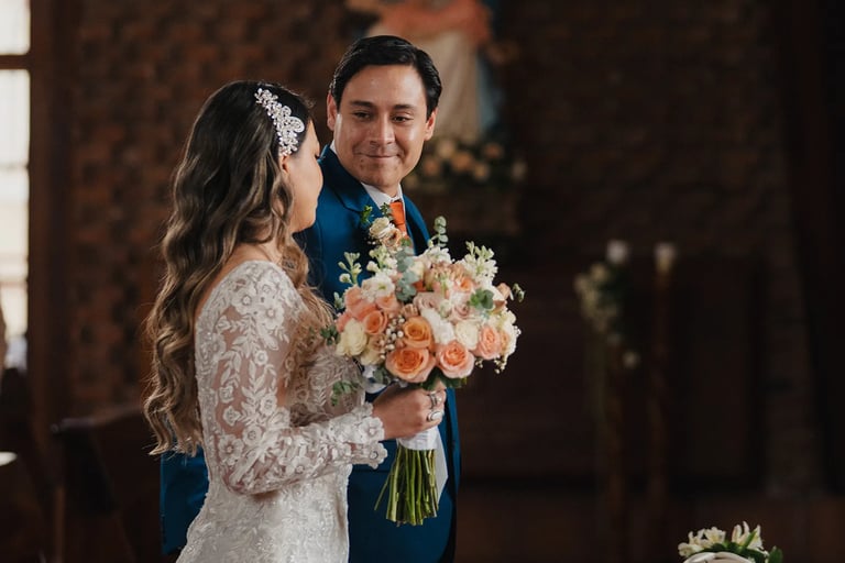 Novio viendo con amor a su novia antes de su boda en iglesia de Tumbaco