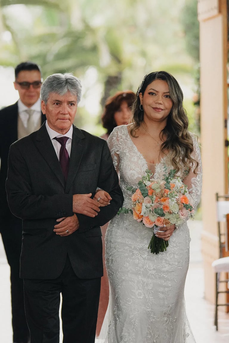 Fotografía de bodas de novia entrando con su padre a una iglesia en Tumbaco Quito
