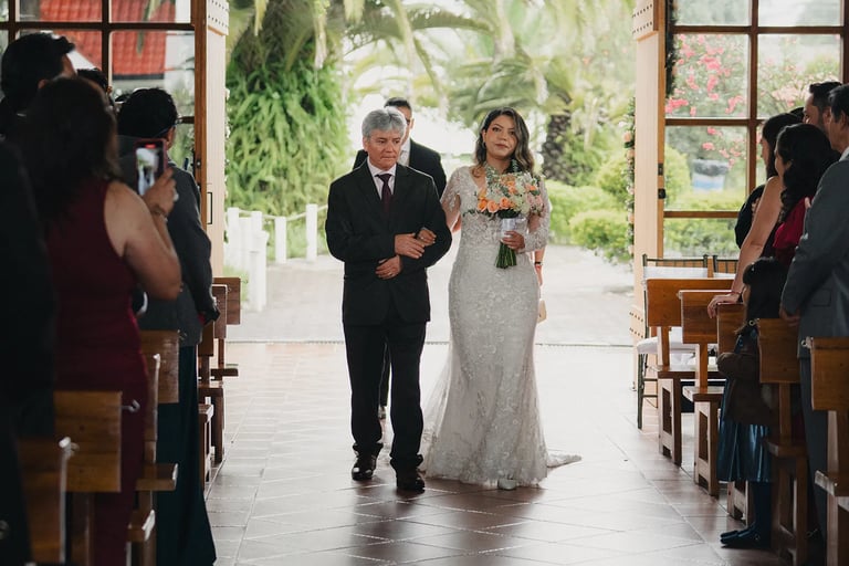 Novia entrando a su matrimonio con su padre a una iglesia en Tumbaco Quito