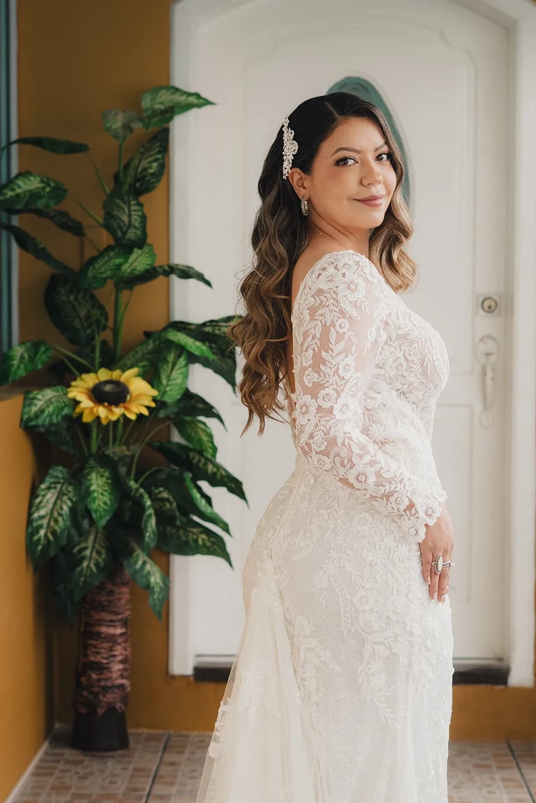 Retrato de medio cuerpo de novia con vestido bonito y ambiente cálido en Quito, Ecuador