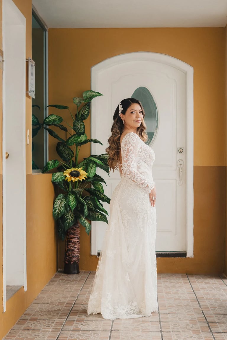 Retrato de cuerpo entero de novia con vestido bonito y ambiente cálido