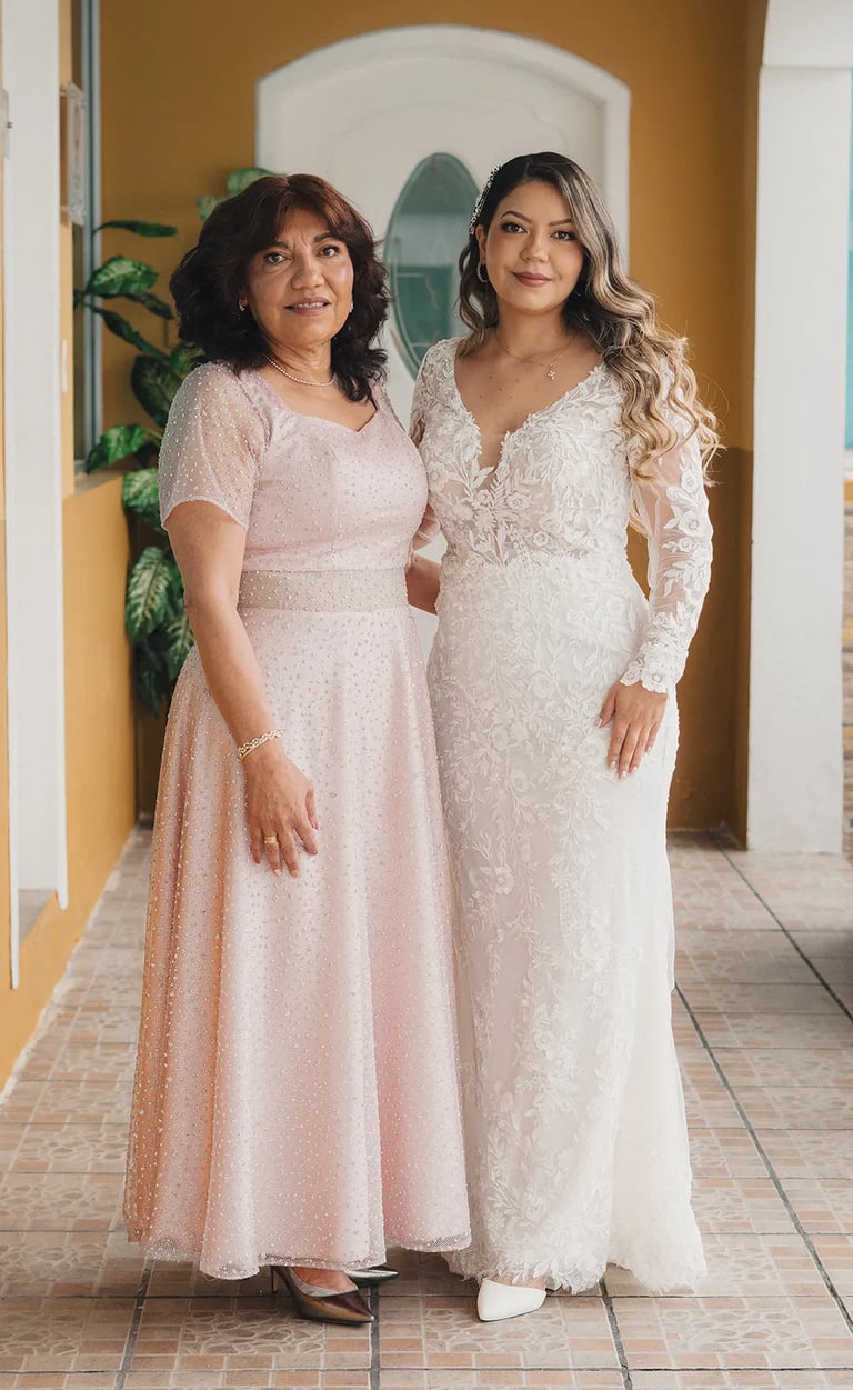 Madre e hija con vestido de novia en Quito