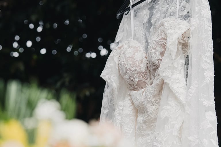 Detalle cercano de vestido de novia colgado en la naturaleza