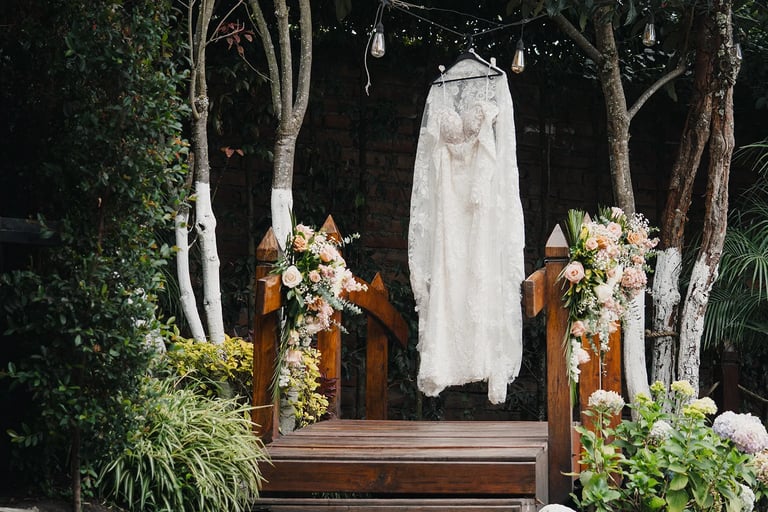 Fotografía de vestido denovia en Tumbaco sobre un puente y plantas