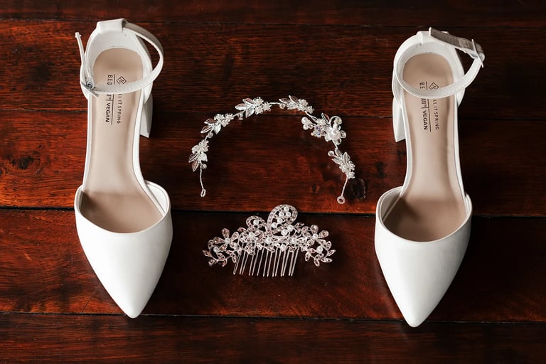Flat lay de zapatillas y joyería de novia antes de casarse en Quito