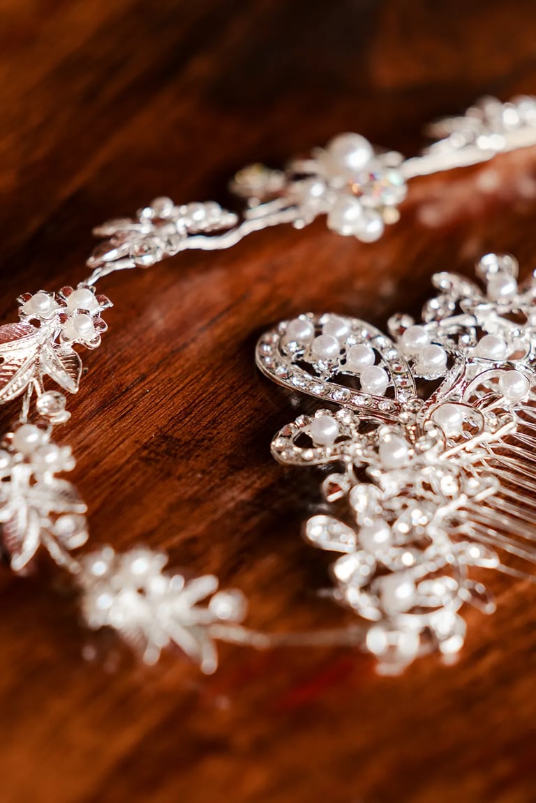 Detalle de joyeria de novia antes de su boda