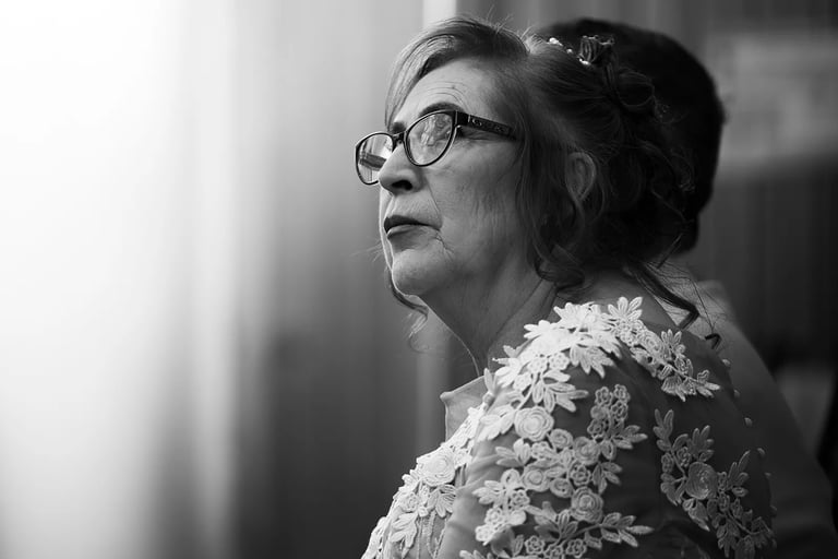 Retrato blanco y negro de familiar en boda en Quito. Fotografía documental premium.