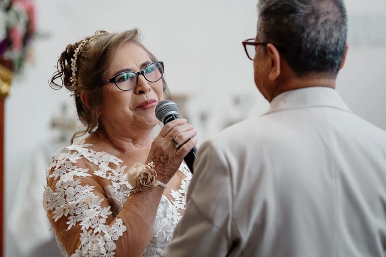 Primer plano de las palabras de la novia a su esposo, hecha por un fotógrafo de bodas en Quito, Ecuador
