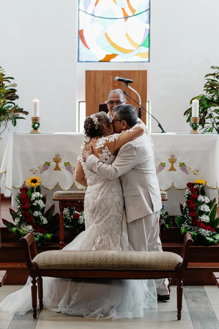 Recién casados dándose el primer beso en el altar de una iglesia hecha por un fotógrafo de bodas en Quito, Ecuador