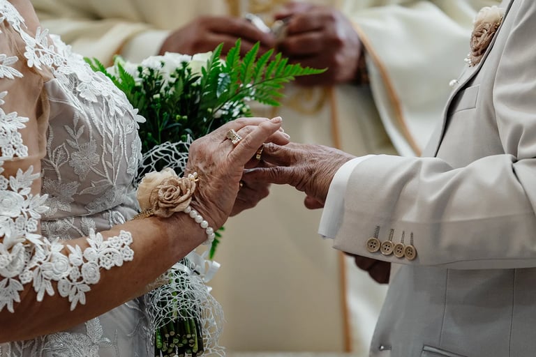 Detalle del momento en el que la novia coloca el anillo a su esposo, hecha por un fotógrafo de bodas en Quito, Ecuador