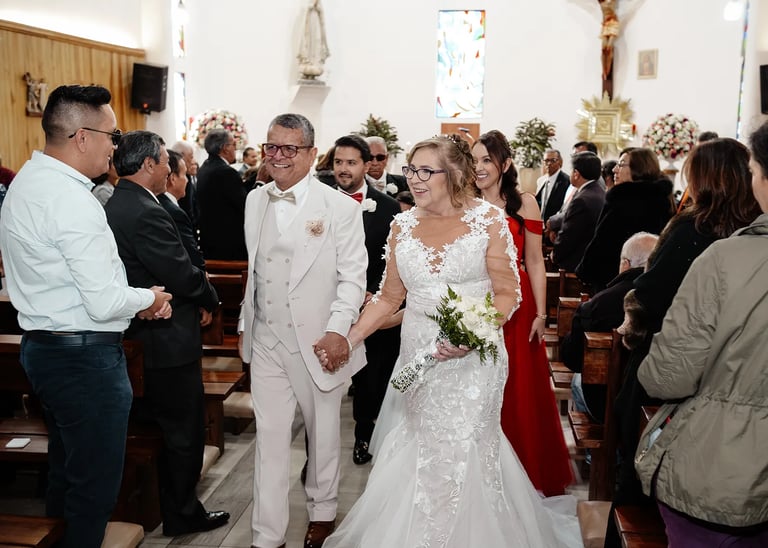Foto de dos novios recién casados en una iglesia en su salida hecha por un fotógrafo de bodas en Quito Ecuador