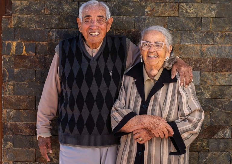Retrato profesional y feliz de dos ancianos casados sonriendo a cámara