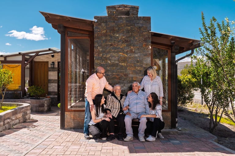 Familia de seis integrantes viéndose felices durante su sesión de fotos
