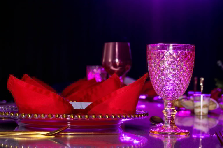 Foto profesional de detalles de mesa para eventos, copa y mantel de color rojo