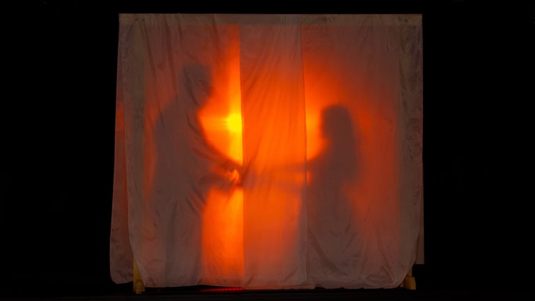Fotografía cinematográfica de show de sombras de quince años en Quito color naranja