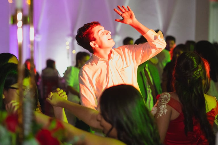 Foto profesional de evento de un joven disfrutando una fiesta de 15 años en Quito