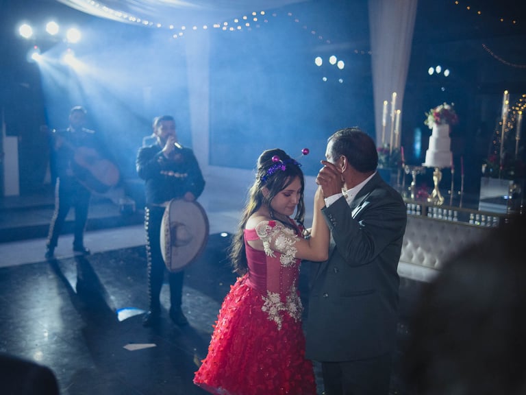 Baile de 15 años con mariachis de fondo y color azul, quinceañera con vestido rojo