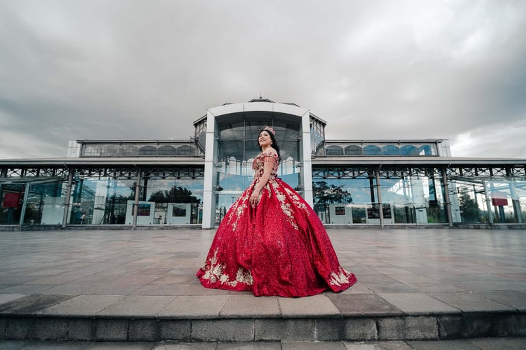 Hermoso retrato profesional plano general de quinceañera con vestido rojo en Itchimbía Quito