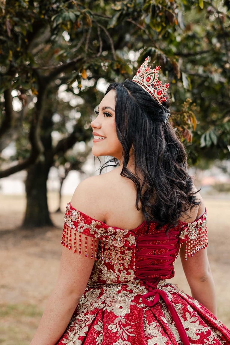 Hermoso retrato profesional de quinceañera con vestido rojo elegante en Itchimbía Quito con naturaleza