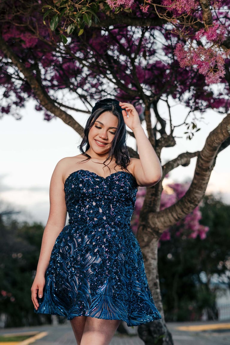 Hermoso retrato profesional de quinceañera con vestido azul elegante en Itchimbía Quito con naturaleza