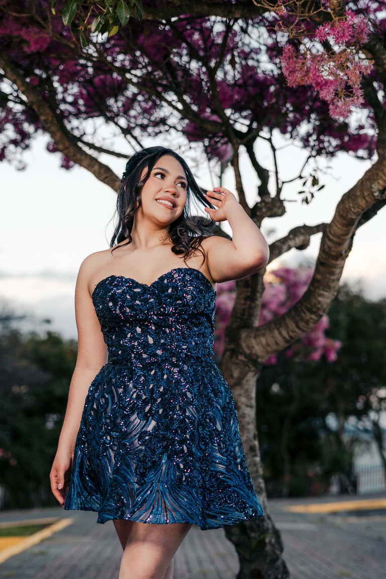Hermoso retrato profesional de quinceañera con vestido azul elegante en Itchimbía Quito con naturaleza