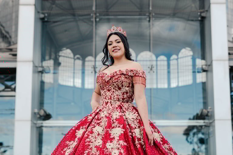 Hermoso retrato profesional plano medio de quinceañera con vestido rojo en Itchimbía Quito
