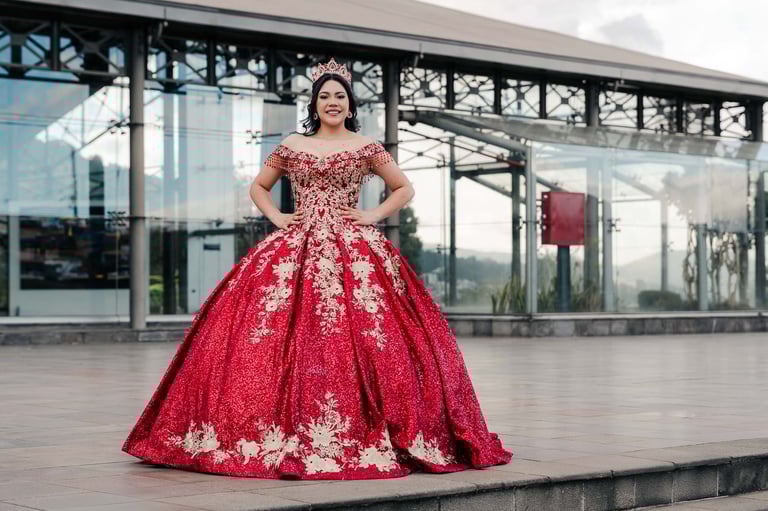 Hermoso retrato profesional de quinceañera con vestido rojo en Itchimbía Quito