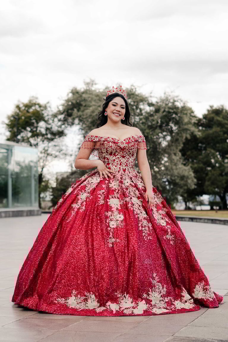 Hermoso retrato profesional cuerpo entero de quinceañera con vestido rojo en Itchimbía Quito