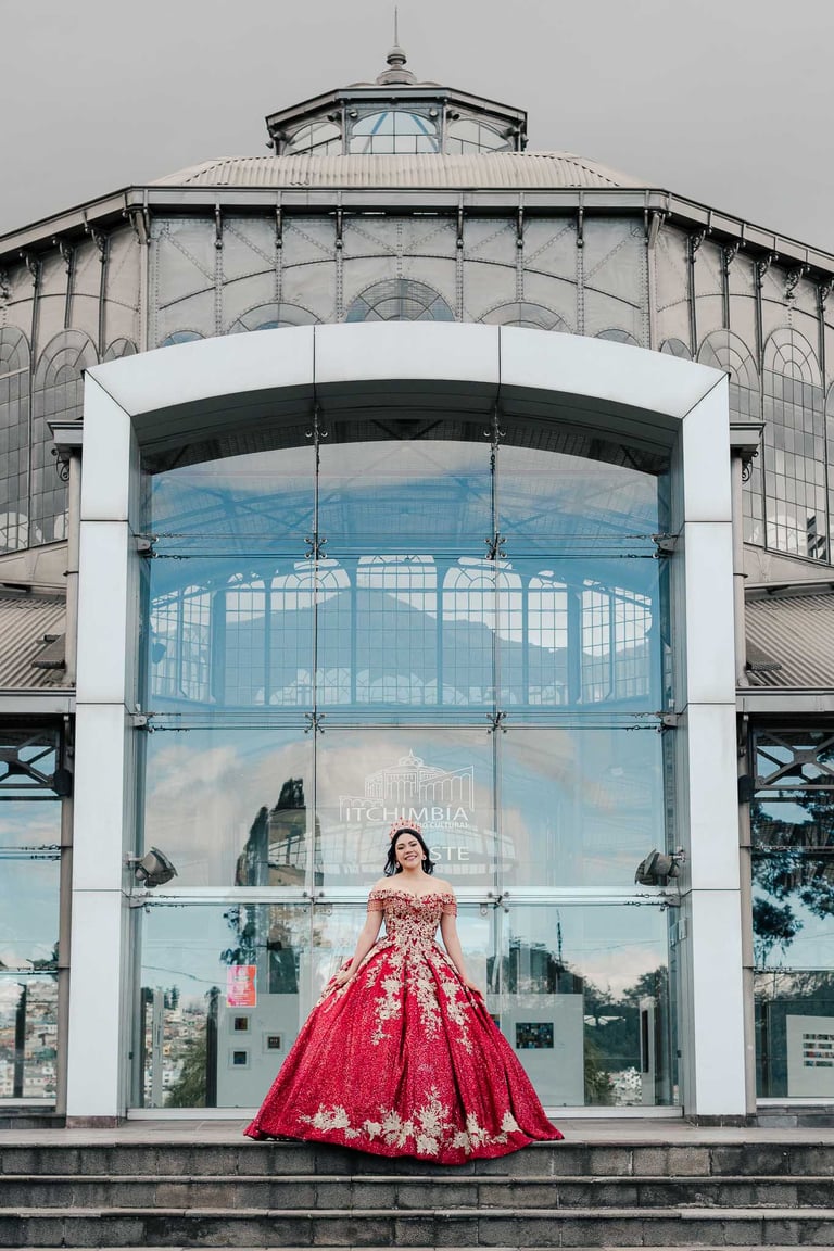 Hermoso retrato profesional plano general de quinceañera con vestido rojo en Itchimbía Quito palacio de cristal