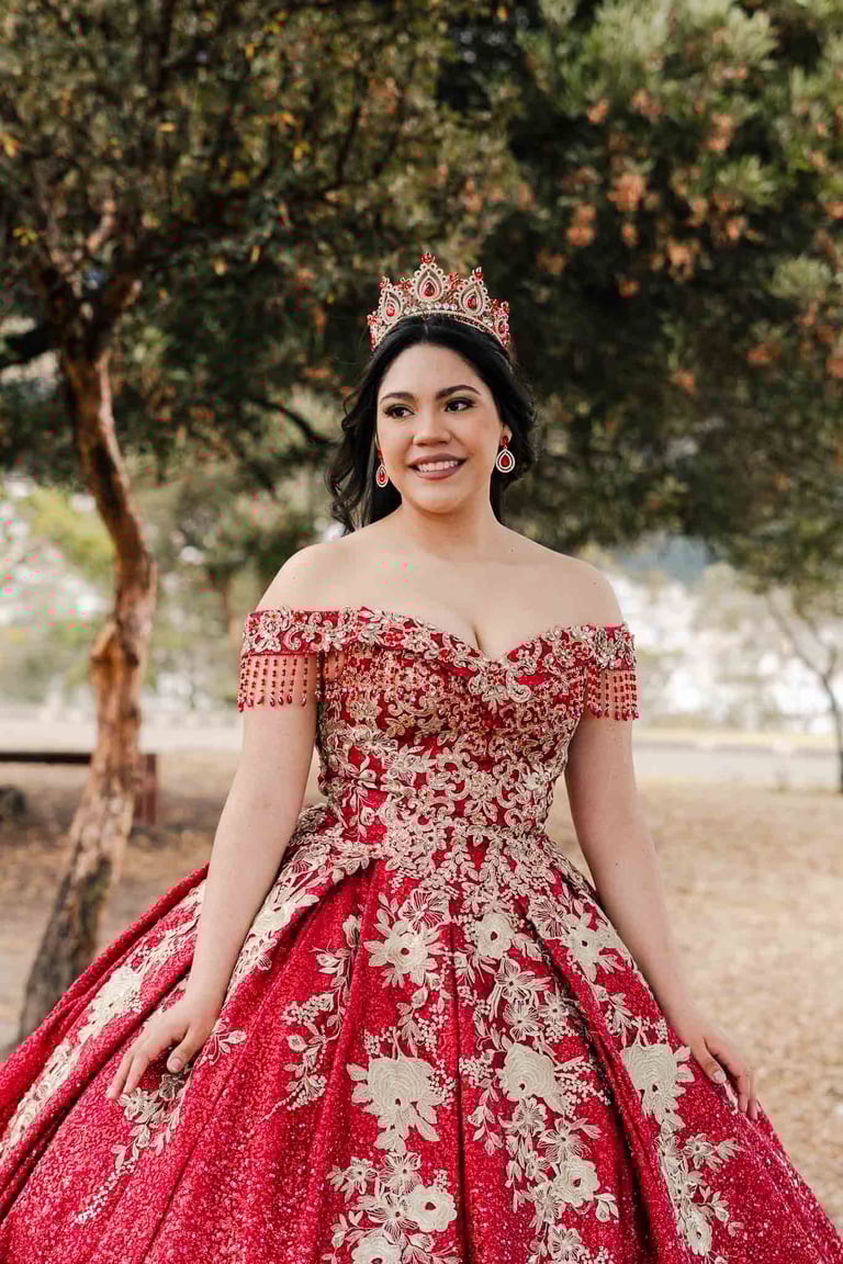 Hermoso retrato profesional de quinceañera con vestido rojo en Itchimbía Quito con naturaleza
