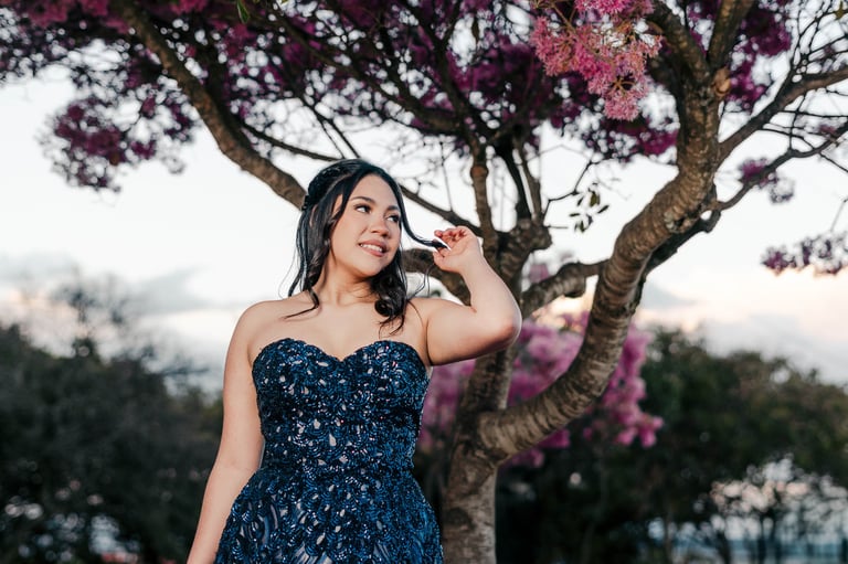 Hermoso retrato profesional de quinceañera con vestido azul elegante en Itchimbía Quito con naturaleza