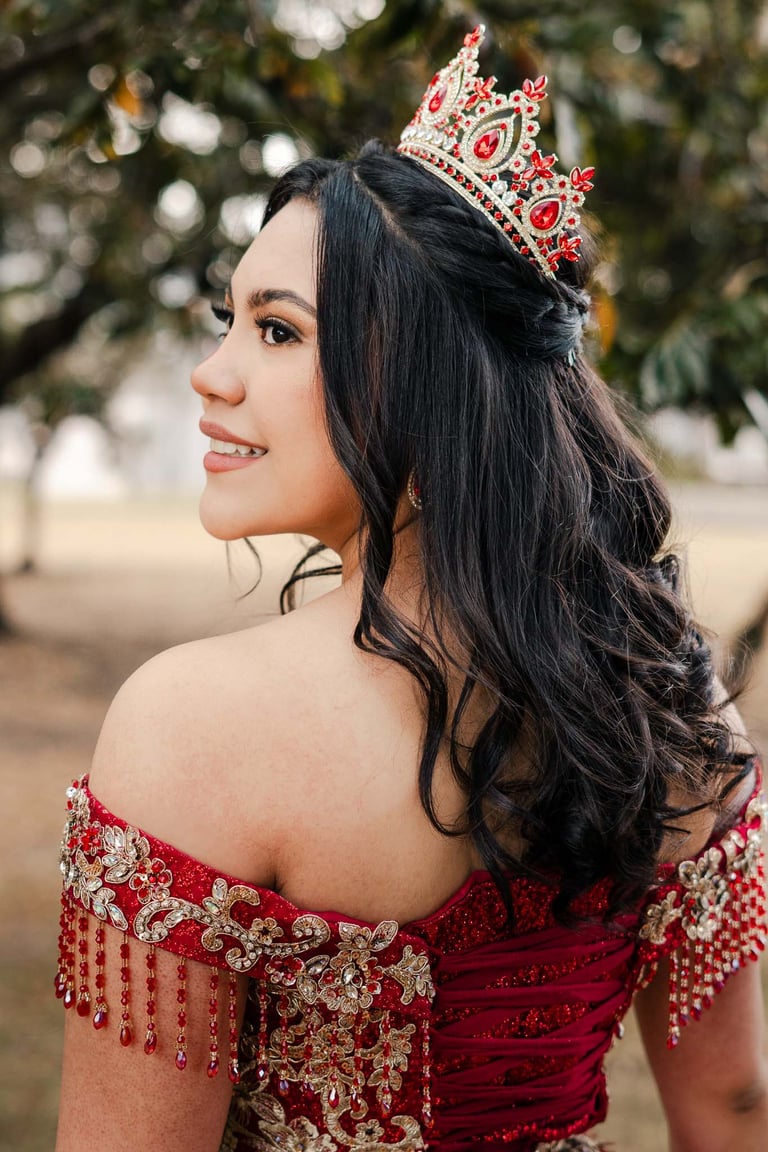 Hermoso retrato profesional de quinceañera con vestido rojo elegante en Itchimbía Quito con naturaleza