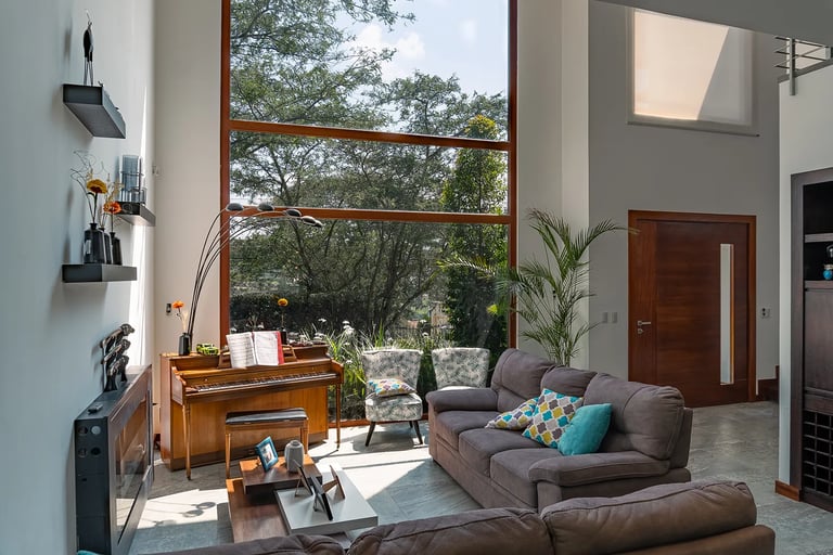 Fotografía de arquitectura interior de una mansión de lujo en Tumbaco Quito