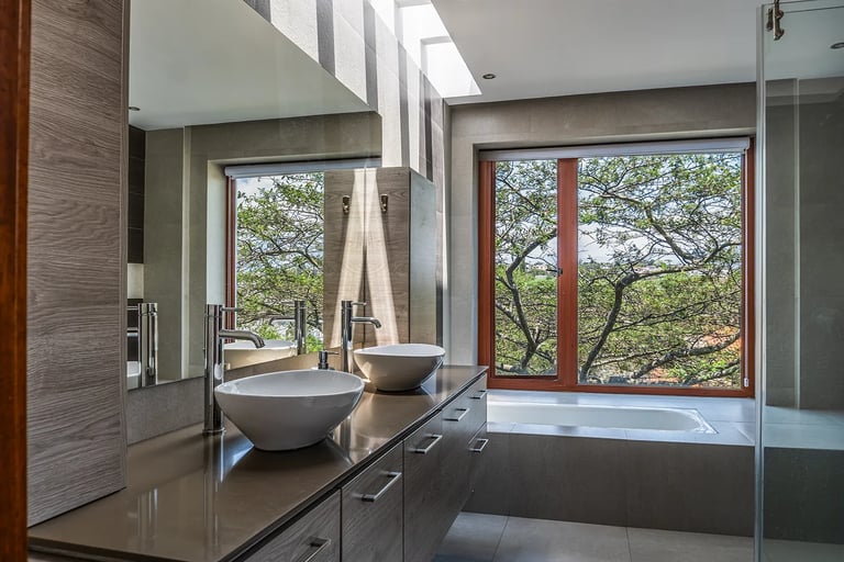 Fotografía de arquitectura interior de una mansión de lujo baño doble con ventana en Tumbaco Quito